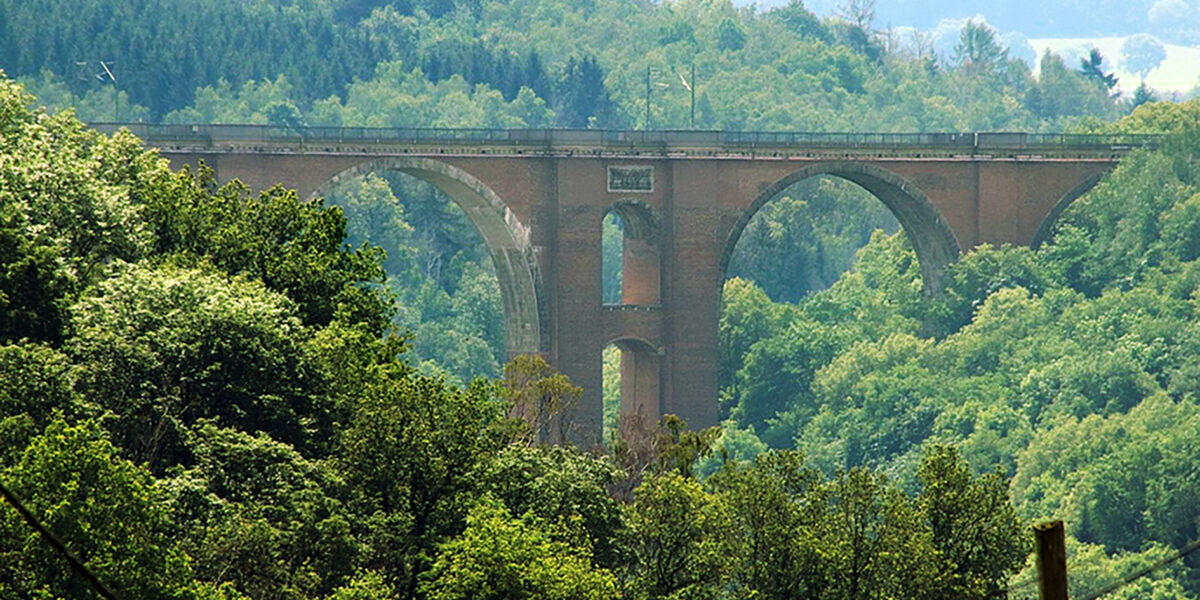 Die Elstertalbrücke im sächsischen Vogtland vor den Bauarbeiten. Foto: Deutsche Bahn