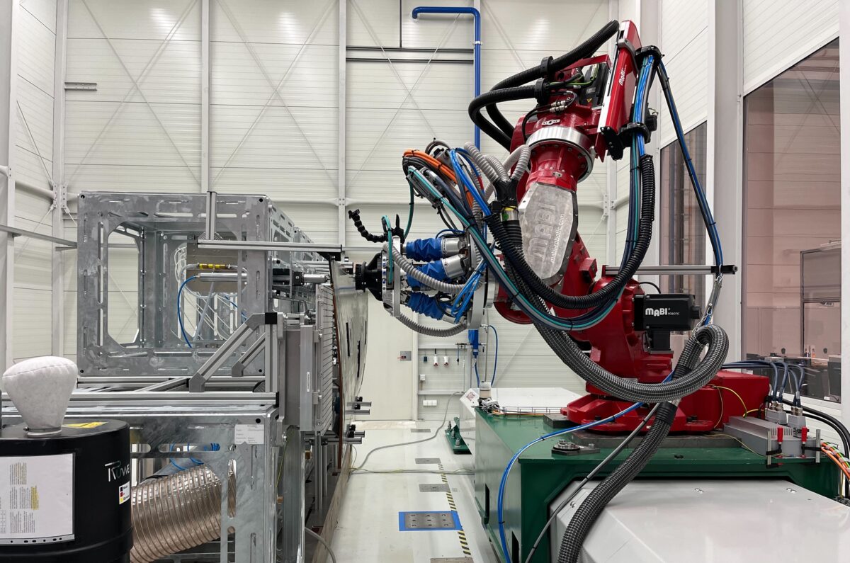 Admas-Anlage bei IFAM in Stade: Ein Knickarmroboter von Mabi-Robotic mit einem Hexapod von Physik Instrumente (PI) bearbeitet ein CFK-Bauteil. Foto: Fraunhofer IFAM