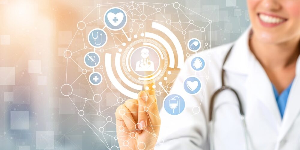 Ärztin tippt auf eine virtuelle Grafik mit medizinischen Symbolen