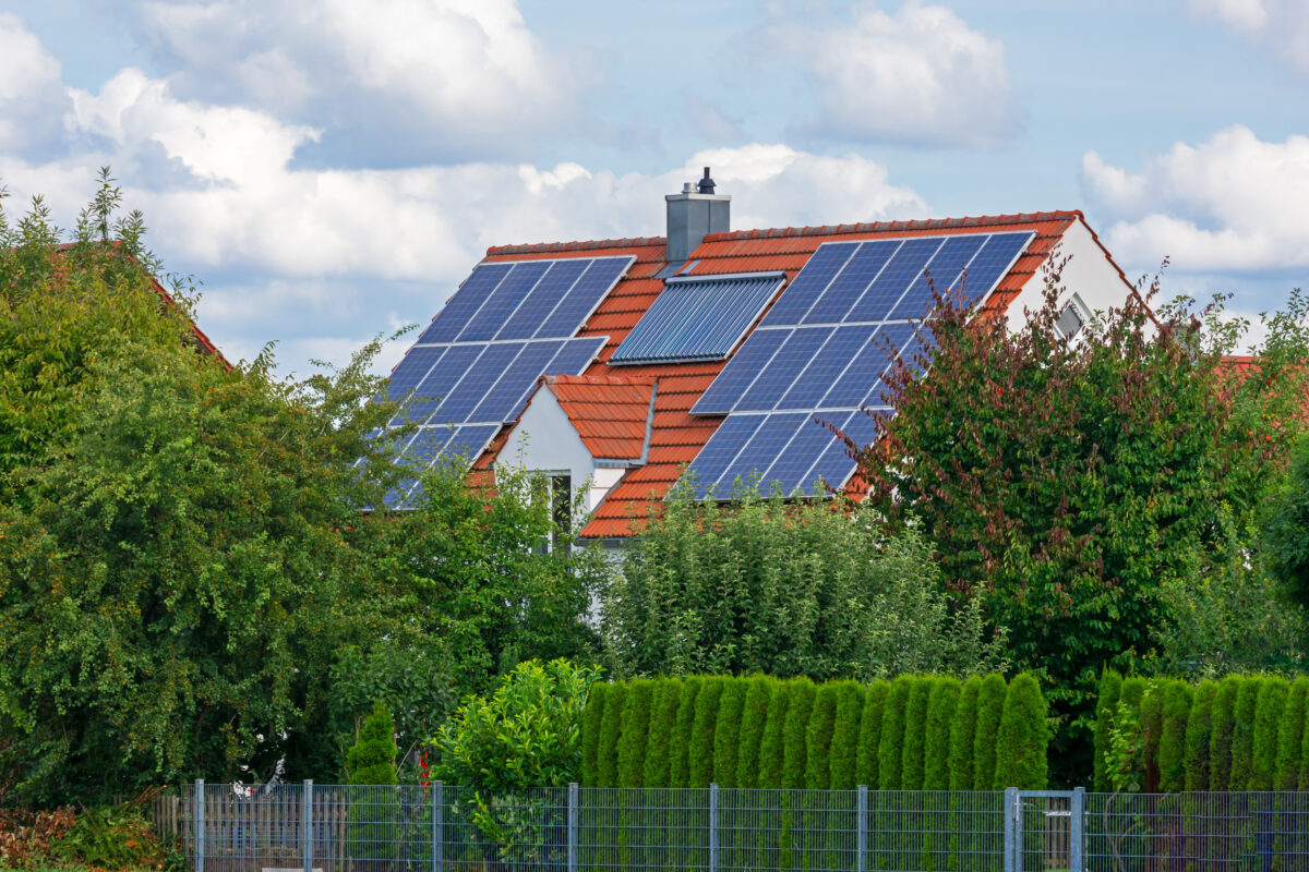 Haus mit Solaranlagen auf dem Dach