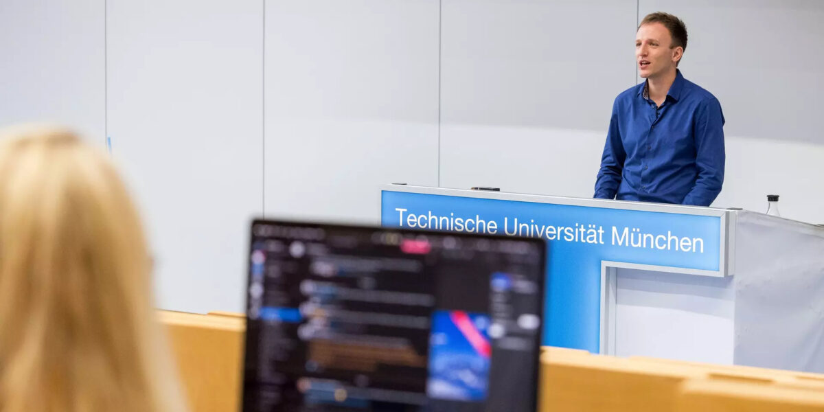 Prof. Stephan Krusche wird bei seinen Vorlesungen unterstützt von Chatbot Iris