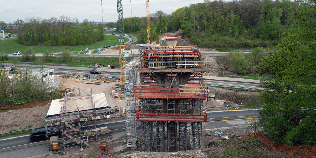 Über drei Zubringer am Autobahnkreuz Wuppertal-Nord wird die neue, 131 Meter lange Brücke Eichenhofer Weg führen. Mit Enkoform VMK Trägerschalung, T-60 Traggerüsttürmen, der Rahmenschalung Orma sowie projektbezogen gefertigten Sonderschalungen stellt die Ulma Construction GmbH die Rahmenbedingungen für den schnellen Baufortschritt sicher. Foto: Ulma Construction GmbH
