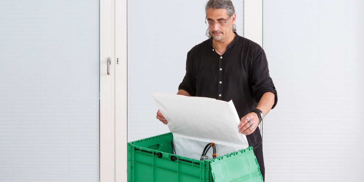 Die faltbare Mehrweg-Transportbox aus recycelbarem Monomaterial ist schnell gepackt und kann auch verplombt werden. Foto: Fraunhofer LBF 