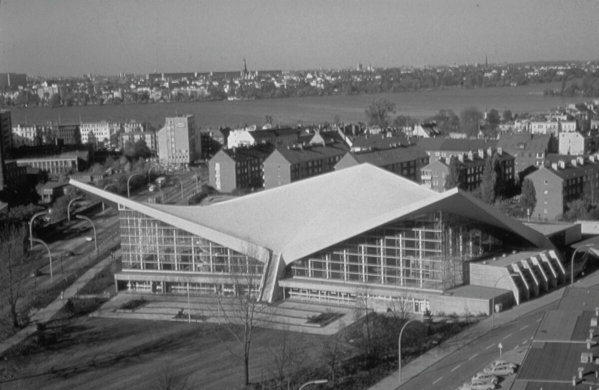 Bild 1. Die historische Alterschwimmhalle kurz nach ihrer Fertigstellung Foto: Bäderland Hamburg
Fig. 1. The historic indoor swimming hall shortly after its completion 
Source: Bäderland Hamburg