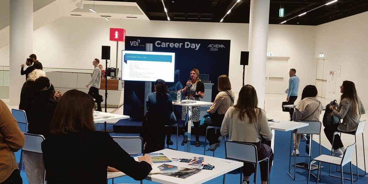 Auf den Veranstaltungen von VDI nachrichten gibt es stets hochwertige Informationen zur Karriereplanung. Das Foto entstand auf der Messe Achema in diesem Jahr. Foto: Peter Steinmüller