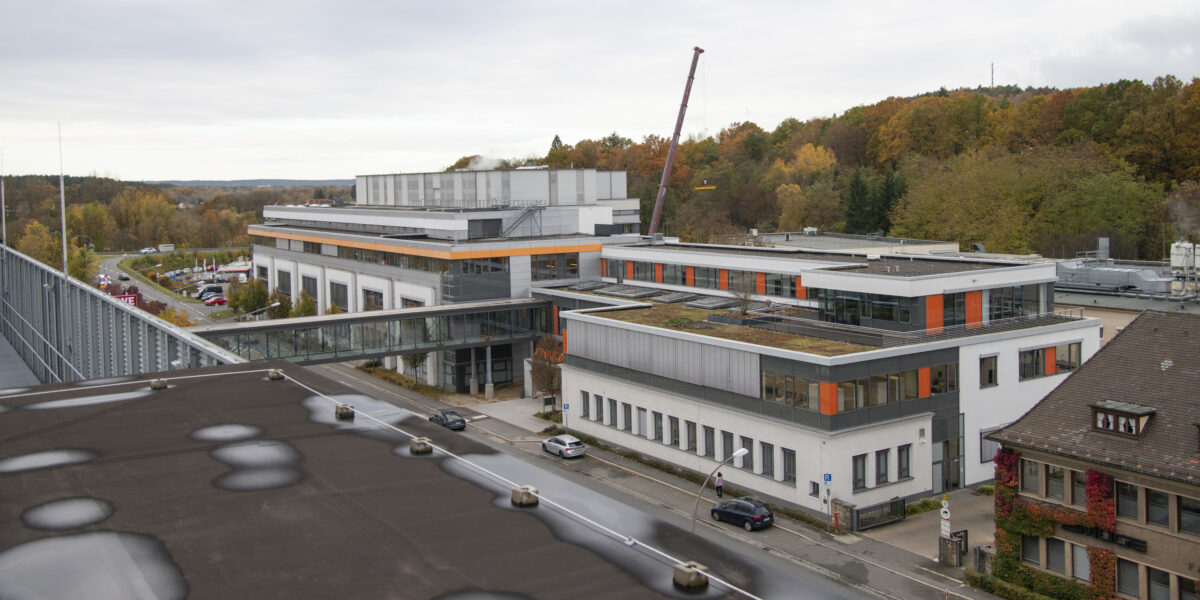 Emuge hat seine Produktionsstätten am Hauptstandort in Franken erweitert (Blick vom Neubau auf das Bestandsgebäude). Foto: Emuge