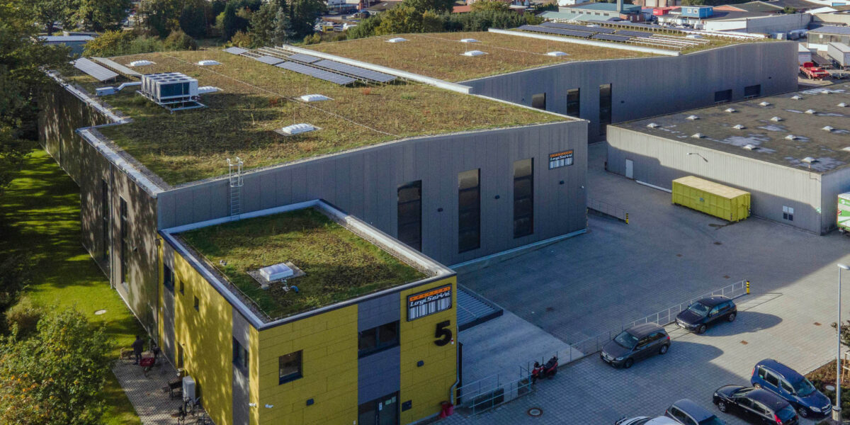 Das Logistikzentrum Hospital LogiServe in Elmshorn wurde um eine neue Halle, die einem Effizienzgebäude gemäß 40 EE entspricht, erweitert. Der nachwachsende Baustoff Holz, eine Dachbegrünung, Photovoltaik und Wärmepumpen sind zentrale Pfeiler des Projekts. Foto: Kampmann GmbH & Co. KG