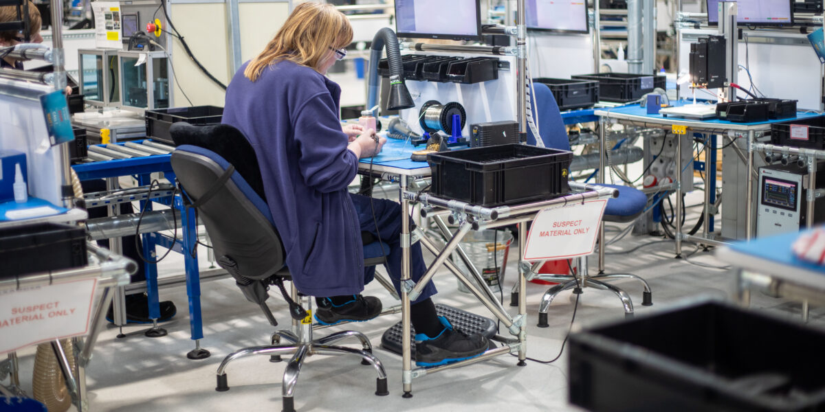 Eine Mitarbeiterin von Alexander Battery Technologies lötet sorgfältig Drähte an eine Leiterplattenbaugruppe. Ein wichtiger Schritt in der Herstellung von Akkupaketen. Foto: Alexander Battery Technologies