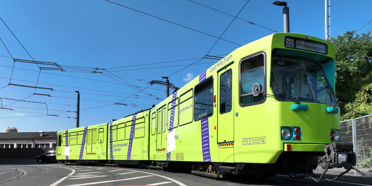 Die VGF Gütertram befördert im Stadtgebiet von Frankfurt am Main im Rahmen des Forschungsprojekts LastMileTram Pakete. Foto: VGF