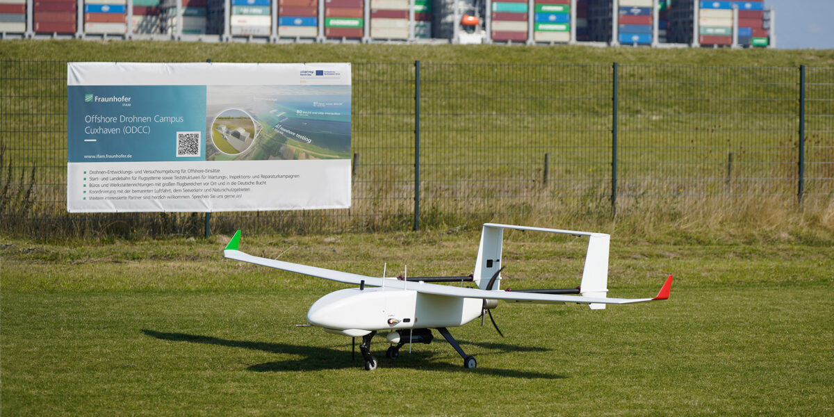 Bei der Eröffnungsfeier des „Offshore Drone Campus Cuxhaven“ war auch die Starrflügler-Drohne S360MK.II zu sehen. Foto: Fraunhofer IFAM