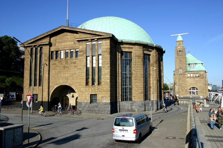 Eingangsgebäude zum alte Elbtunnel in Hamburg