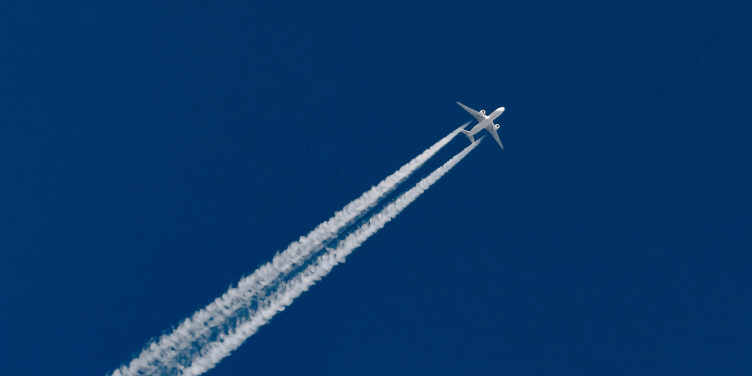 Netto-Null in der Luftfahrt: Bericht zeigt realistische Wege