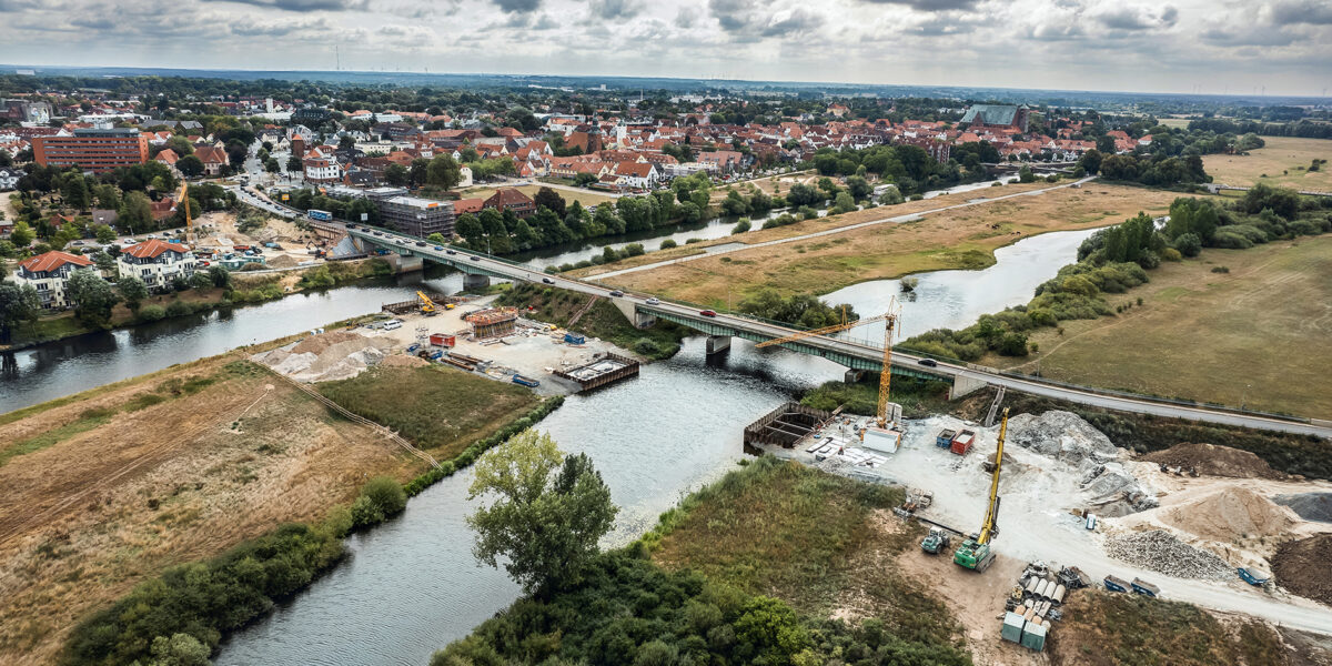  Die Allerbrücke bei Verden entspricht nicht mehr den Anforderungen an ein Brückenbauwerk und wird durch einen Neubau ersetzt. Foto: Bauer Gruppe