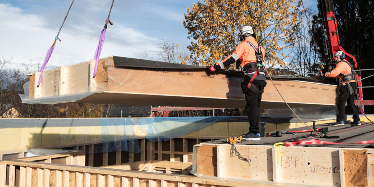 Das  Dachelement Lett-Tak Wood besteht vollständig aus Holz. Kerto LVL von Metsä Wood bietet mit seinen hochwertigen Materialeigenschaften die Basis für das ressourcenschonende Bauteil. Foto: Metsä Wood / Lett-Tak
 