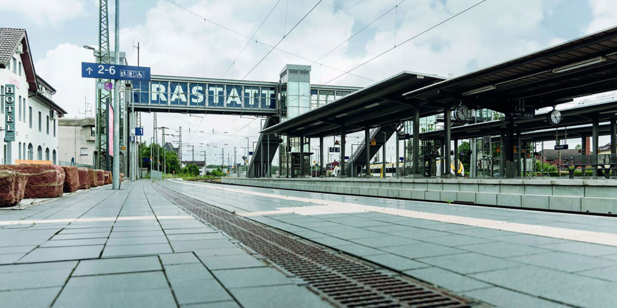 Die Bahnsteige in Rastatt werden mit Drainfix Clean Rinnen entwässert. Foto: Hauraton