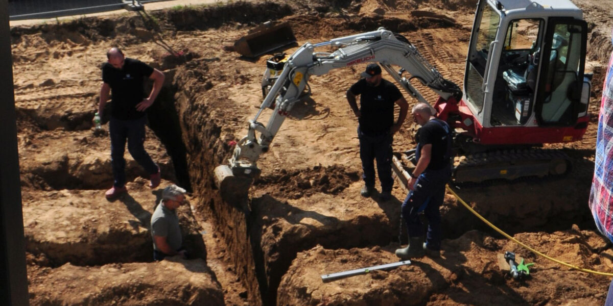 Auch wenn der Grundwasserpegel berührt werden sollte, bedarf es für Kollektoren bis vier Meter Tiefe keiner Grabungsgenehmigung durch die Behörden. Foto: Genath