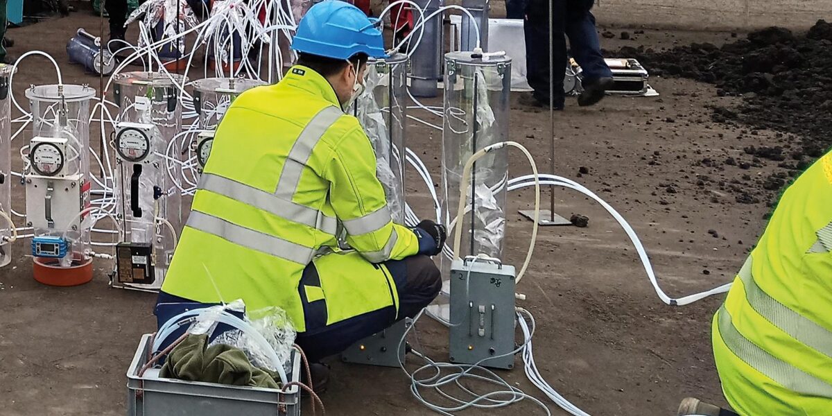 Vorbereitungen zur Validierungsmessung zur Bestimmung der Messunsicherheit nach DIN EN 13725 an der solaren Klärschlammtrocknung der Kläranlage Bottrop. Foto: VDI