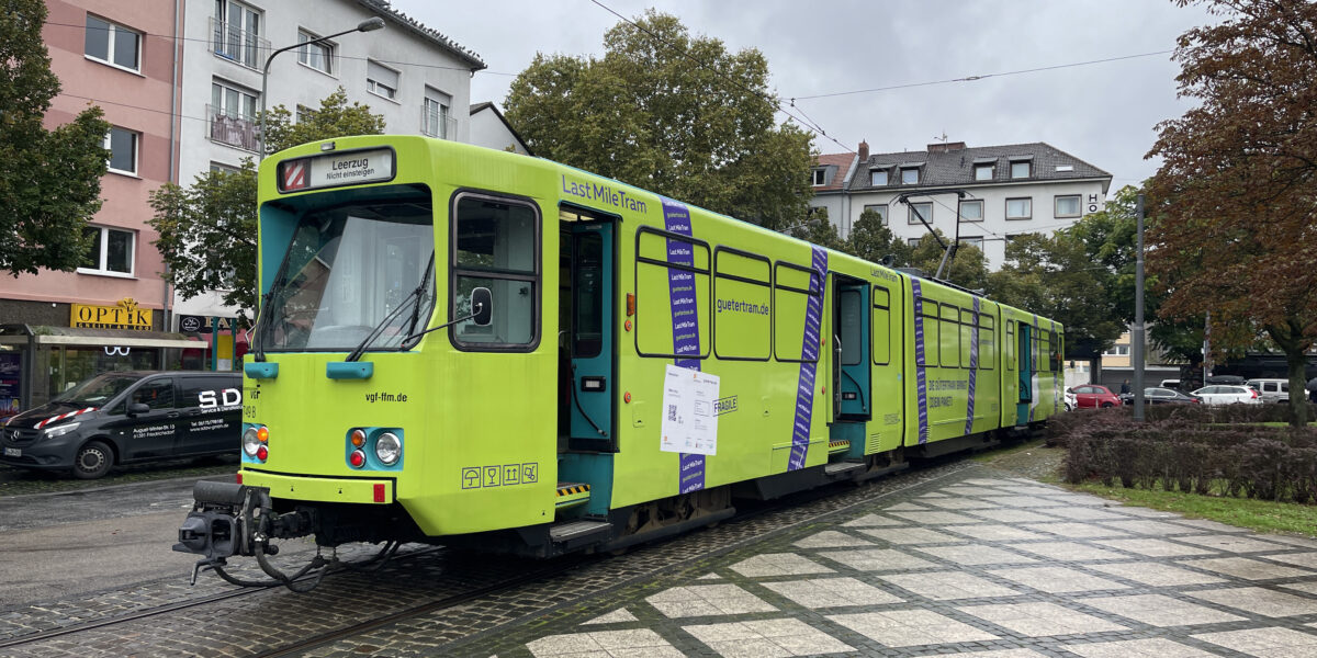 Die Gütertram des Forschungsprojekts "LastMileTram RheinMain V" an der Haltestelle Zoo, Frankfurt am Main. Foto: Frankfurt UAS