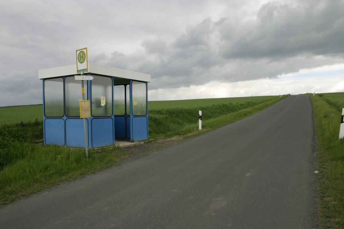 Eine Bushaltestelle auf dem Land