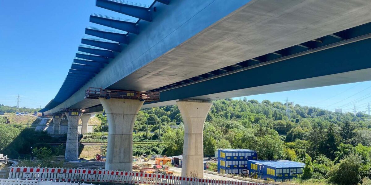 Die Betonteile werden auf den Unterbau aufgelegt. Foto: Porr