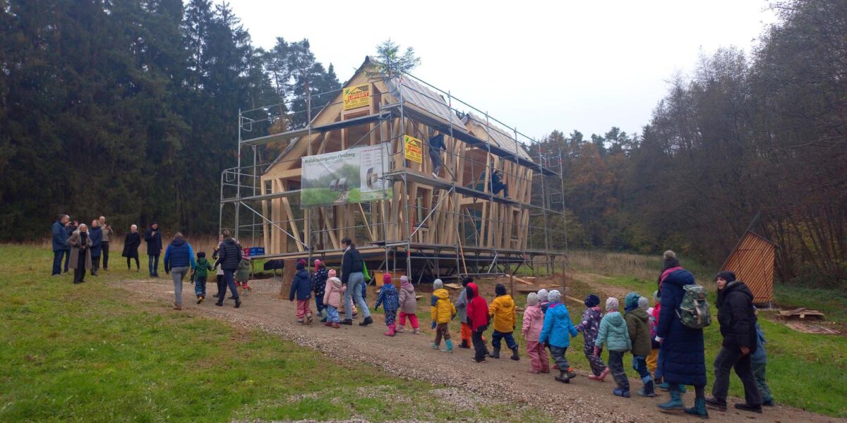 Groß und Klein hatten viel Spaß beim Richtfest des Waldkindergartens Pinzberg. Foto: Jonas Stückl / Hochschule Coburg