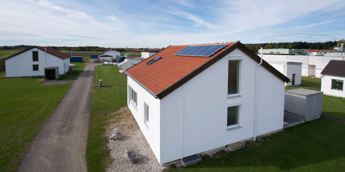 Infrarotheizung versus Gas-Brennwerttherme: Die Testhäuser in Holzkirchen bei München. Foto: Fraunhofer IBP