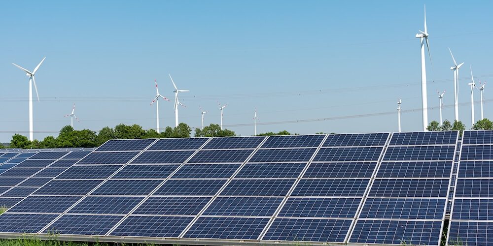 Freiflächensolaranlage steht vor einigen Windkraftanlagen. Ein Symbolbild für mehr erneuerbare Energien in Deutschland.