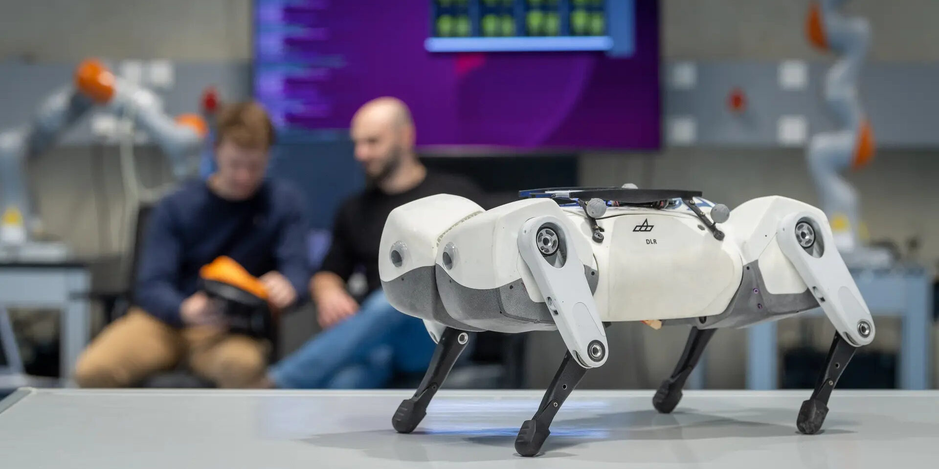 Rhythmischer Roboter bewegt sich effizient wie ein Mensch oder Tier