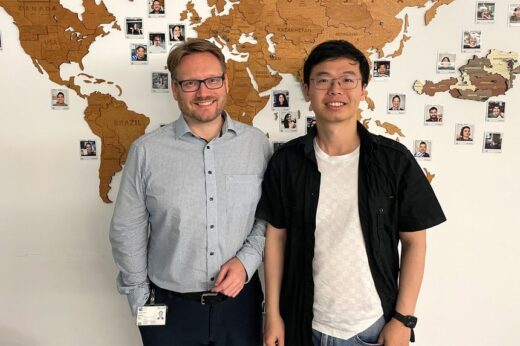 Gruppenleiter Prof. Dominik Eder (links) und Erstautor der Studie Zhehao Huang (rechts) entwickeln einen neuen synthetischen Ansatz, um langlebige Hybridgerüstmaterialien für Wasserspaltung herzustellen. Foto: TU Wien