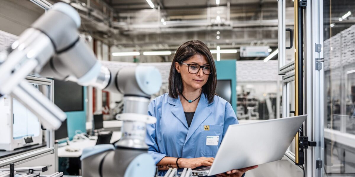 KI für die industrielle Praxis: Siemens sammelt in den eigenen Werken Erfahrung mit dem Einsatz von künstlicher Intelligenz und macht mit seinen Lösungen Fortschritte für Unternehmen aller Größen zugänglich. Foto: Siemens AG