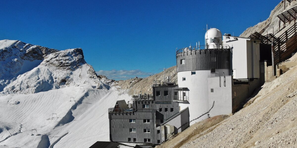 Das Schneefernerhaus unterhalb der Zugspitze von Osten aus: Dort liegt Deutschlands höchstgelegene Forschungsstation. Sie hat jetzt Zuwachs erhalten: Die PTB betreibt dort seit Kurzem drei neue Messsysteme für die Umweltforschung. Foto: Umweltforschungsstation Schneefernerhaus