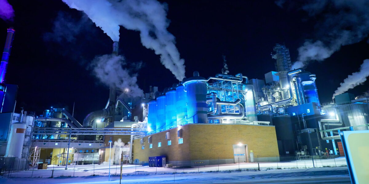 Eine Fabrik bei Nacht,