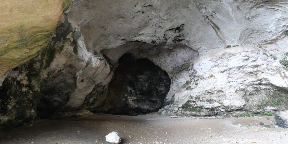 In solch einer uralten Felsenhöhle haben Forschende eine komplexe Feuerstelle der Neandertaler gefunden. Sie beweist, dass die Steinzeitmenschen nicht so primitiv waren, wie wir lange dachten. Foto: PantherMedia /
ChiccoDodiFC