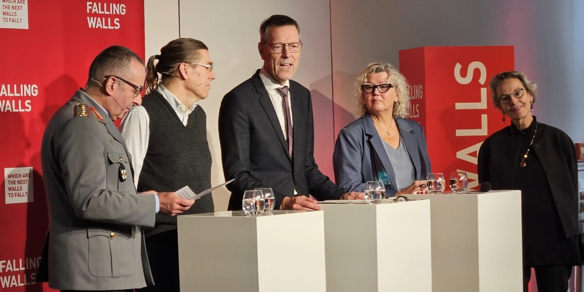 Falling Walls Science Summit 2024 Podium zu „Navigating Dual-Use“: (v. l. n. r.) General Carsten Breuer, Alex van Someren vom Government Office for Science (GB), Moderator Georg Schütte von der Volkswagen Stiftung, Prof. Alice Aiken, Vizepräsidentin für Forschung und Innovation der kanadischen Dalhousie University und Prof. Ursula Staudinger, Präsidentin der Technischen Universität Dresden. Foto: Banholzer