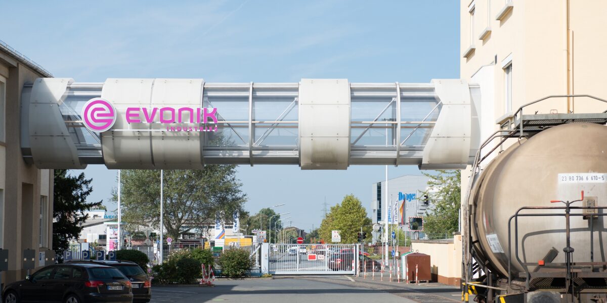 Evonik PLEXIGLAS® Röhre mit Logo