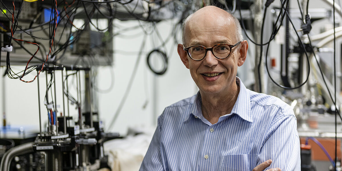 Ekkehard Peik von der Physikalisch-Technischen Bundesanstalt ist laut „Nature“ einer der wichtigsten Forscher 2024. Woran er arbeitet? An Präzisionsuhren aus Thorium, so genau, wie es sie nie zuvor gab. Foto: PTB