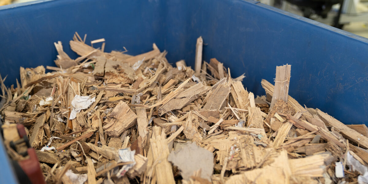 Mit Holzschutzmitteln behandeltes Altholz muss derzeit in genehmigten Großkraftwerken verbrannt werden. Foto: Fraunhofer IGB