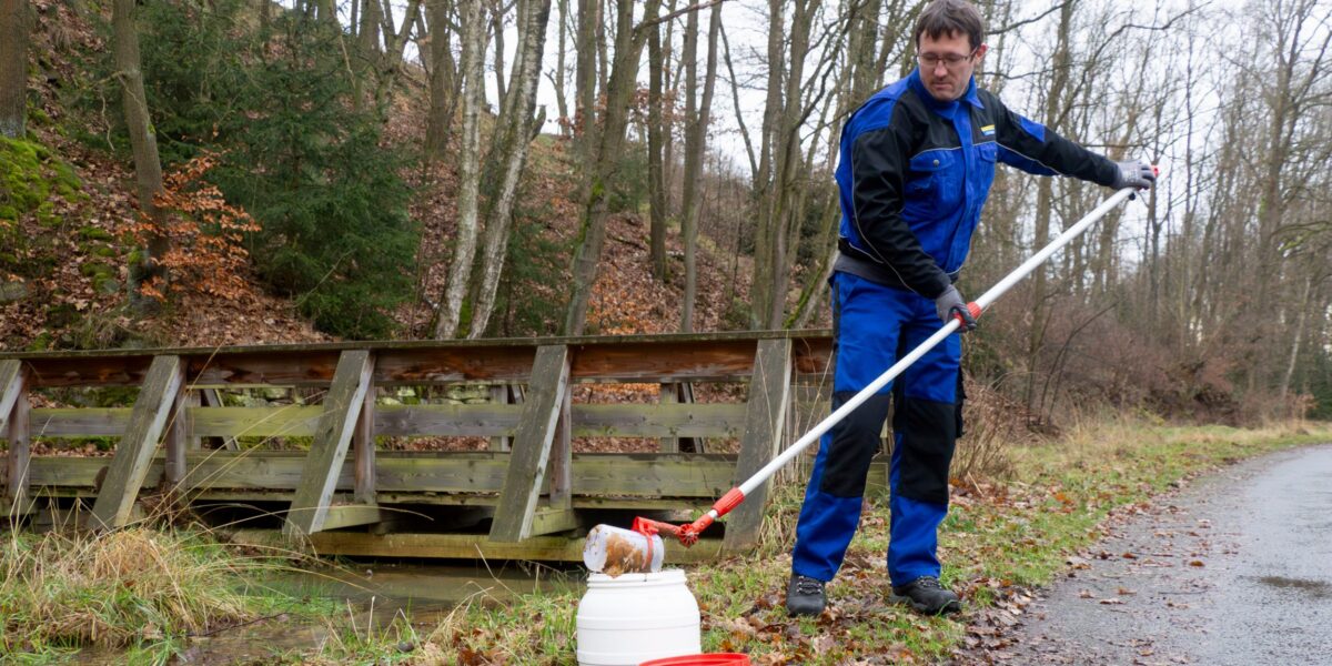 Dr. Michael Kraft entnimmt eine Probe des Bergbauschlamms. Foto: TU Bergakademie Freiberg