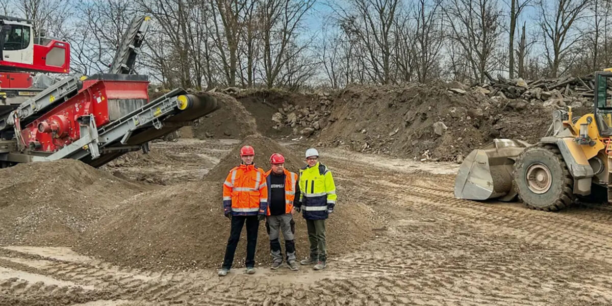 Recyclingstandort in Niederlehme. Thomas Atzler, Geschäftsführer der RWG I Schicht (li) mit Stefan Heger, Geschäftsführer der Heidelberg Materials Mineralik (re) und Bernhard Noack am neuen Recycling-Standort in Niederlehme. Foto:  Berit Weldner