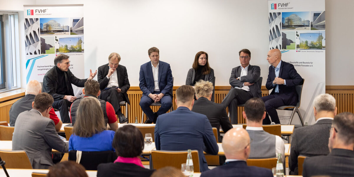 FVHF-Pressegespräch auf der BAU 2025 (v.l.n.r.): Neben Moderator Prof. Jan R. Krause diskutierten Reiner Nagel (Bundesstiftung Baukultur), Jan Peter Hinrichs (BuVEG), Inga Soll (Soll Sasse Architekten), Gunther Adler (ZIA) und Dr. Rolf Bösinger (Bundesbauministerium) über Wege aus der Überregulierung im Bauwesen Foto: Dennis Neuschaefer-Rube