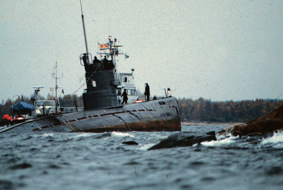 S-363 liegt gestrandet an der schwedischen Küste. Dass ein sowjetisches U-Boot so tief in ein militärisches Sperrgebiet eindringen konnte, sorgte für Zorn in der schwedischen Öffentlichkeit. Foto: mauritius images/ TT News Agency/Alamy/Jan Collsioo