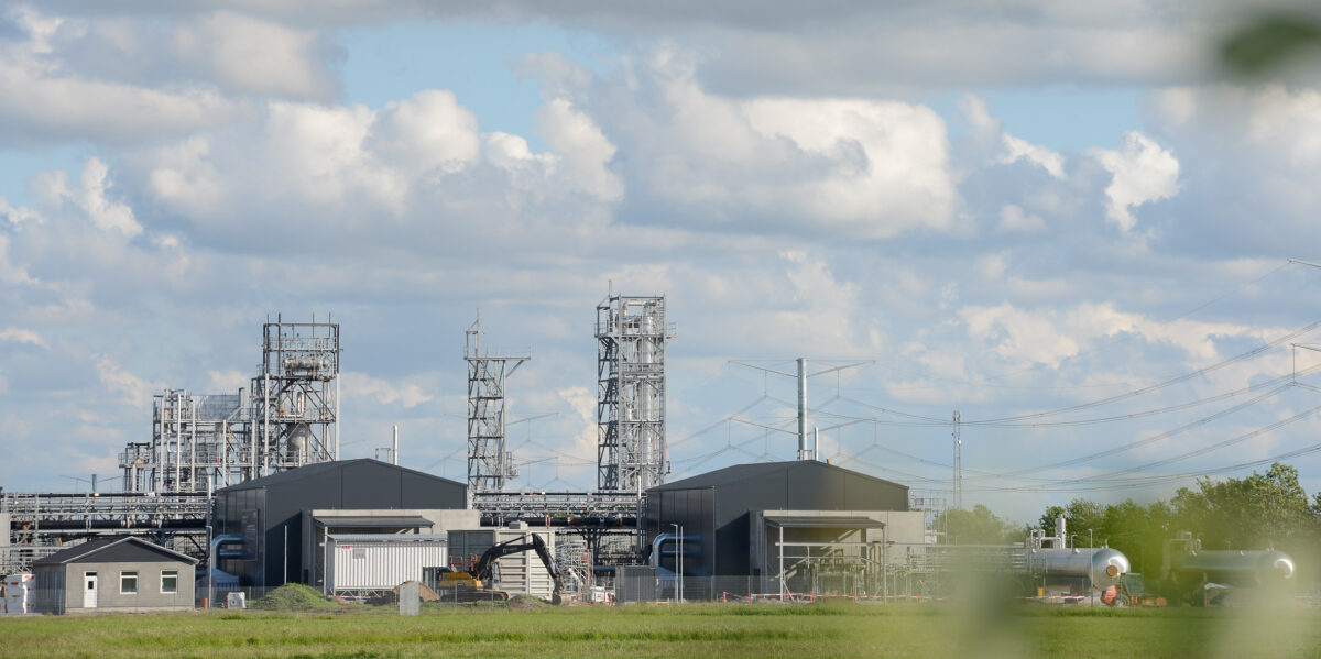 In Dänemark, kurz hinter der deutschen Grenze, hat zum Jahreswechsel die erste großtechnische Anlage für E-Methanol die Produktion aufgenommen. Zu den ersten Abnehmern gehören die weltgrößte Reederei Maersk, Lego, der Medizintechnikhersteller Novo Nordisk und der Tankstellenbetreiber Circle K. Foto: Dierk Jensen