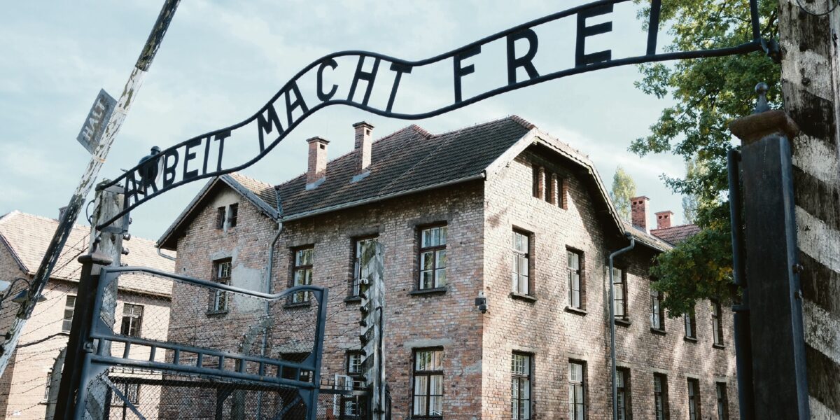 Der Haupteingang in das Konzentrationslager Auschwitz mit der berüchtigten Überschrift „Arbeit macht frei“. Foto: Rudolf Stumberger