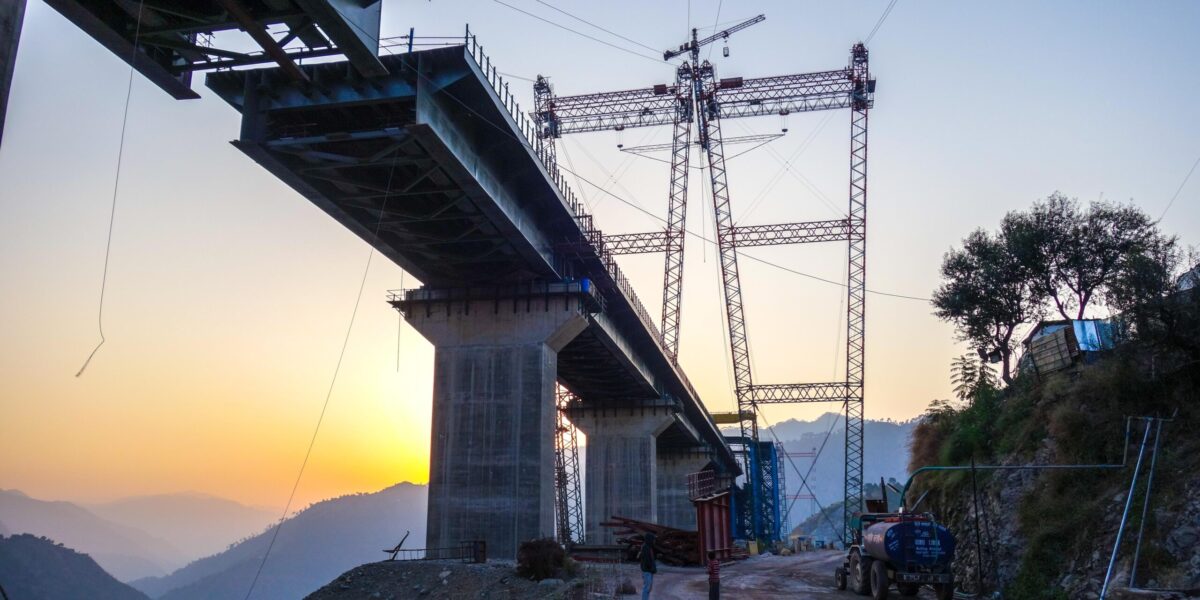 Das flüssige Futterblech von Diamant Polymer aus dem niederrheinischen Mönchengladbach kam auch bei der Chenab-Brücke in Indien zum Einsatz, der größten Eisenbahnbogenbrücke der Welt. Das Bauwerk überspannt den Fluss Chenab in einer Höhe von 359 m. Foto: Diamant Polymer