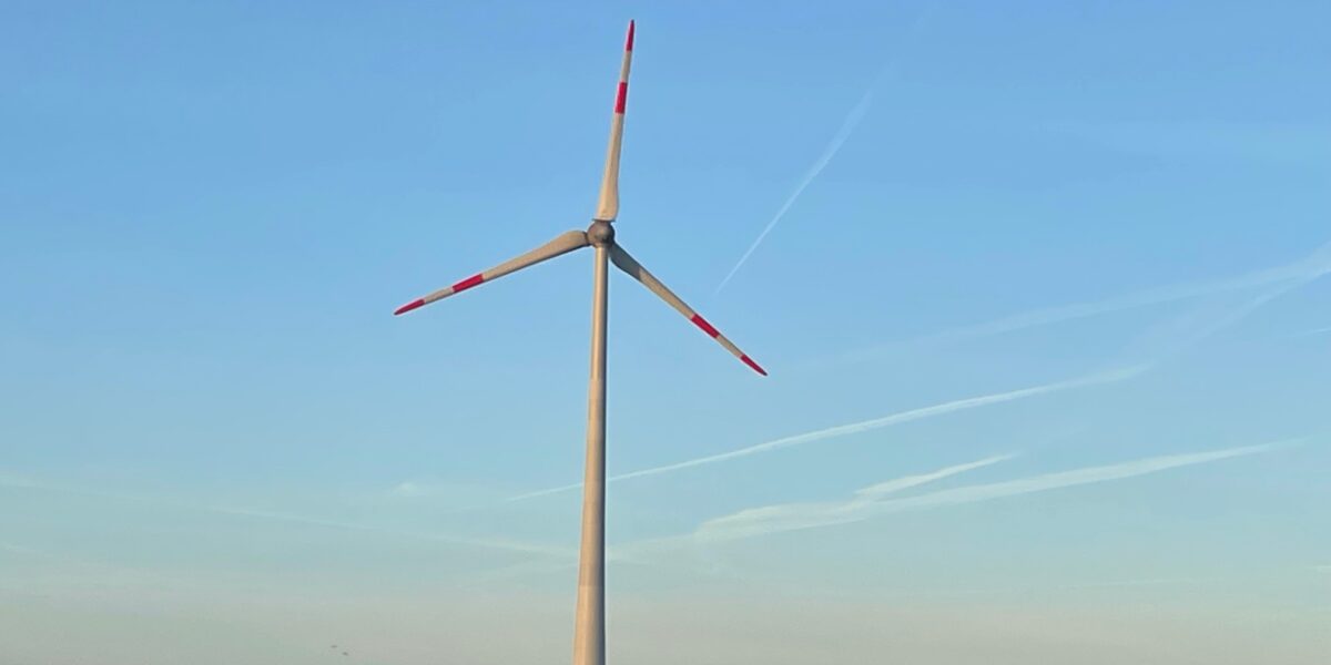 2024 bezeichnet die Branche als Rekordjahr für Windkraft an Land in Deutschland. Zwar schwächelte der Zubau, aber genehmigt wurde im Eiltempo. Im Bild eine Anlage in Friesland. Foto: Elke von Rekowski