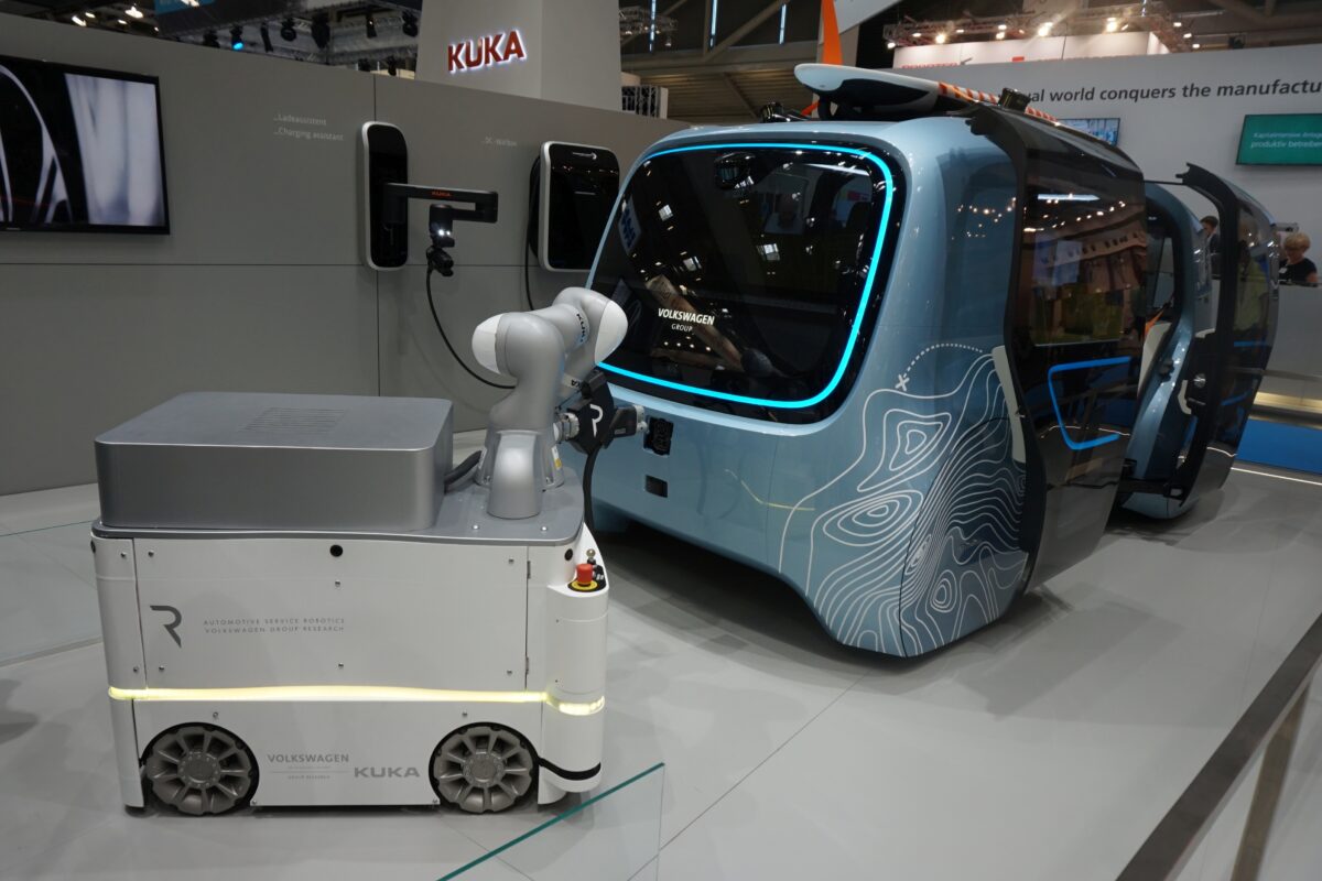 Die weiterhin starke Abhängigkeit von der Automobilindustrie fürhrte 2024 zu deutlichen Auftragseinbrüchen in der Robotik und Automation. Das Bild zeigt einen mobilen Roboter von Kuka auf der Messe Automatica in München. Foto: M. Ciupek