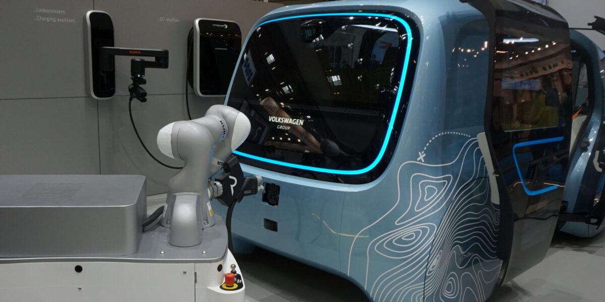 Die weiterhin starke Abhängigkeit von der Automobilindustrie fürhrte 2024 zu deutlichen Auftragseinbrüchen in der Robotik und Automation. Das Bild zeigt einen mobilen Roboter von Kuka auf der Messe Automatica in München. Foto: M. Ciupek