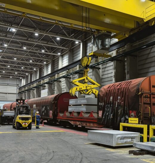 Abtransport: Die ­gegossenen Barren werden zum Transport in ein Warmwalzwerk noch in der Halle in Waggons verladen. Foto: Manfred Schulze