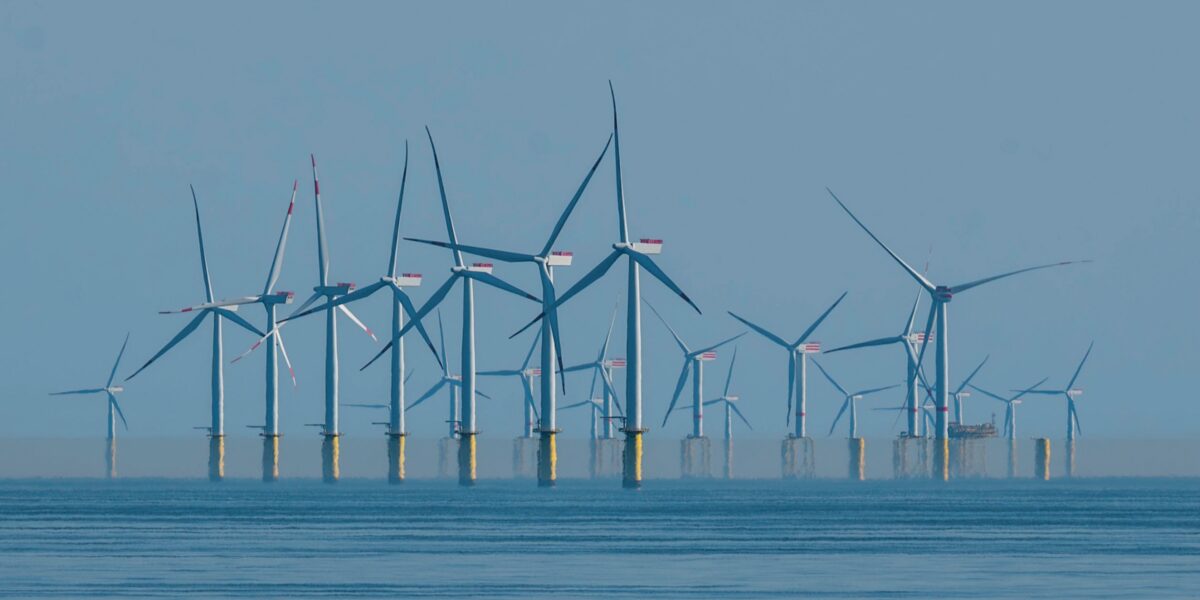 Flaute hinter den Türmen: Die Windenergieanlagen von Offshore-Windparks wie Amrumbank West (Foto) in der deutschen Nordsee führen zu Windschatten und Verwirbelungen, die bis zu 70 km weit reichen. 
Foto: Wolfgang Heumer