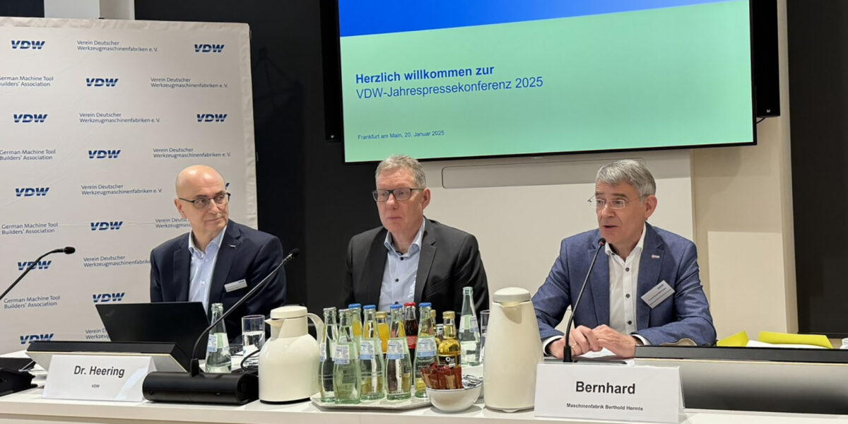 VDW-Vorsitzender Franz-Xaver Bernhard (rechts) präsentierte gemeinsam mit Chefvolkswirt Bernhard Geis (links) und Geschäftsführer Dr. Markus Heering (Mitte) die aktuellen Branchenzahlen.